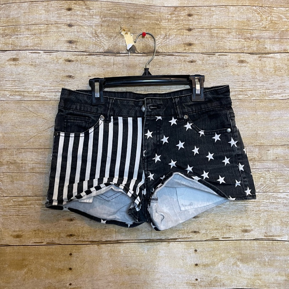 Forever 21 stars & stripes shorts 🛍